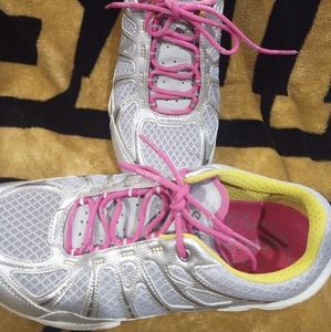 Ladies tennis shoes/sneakers